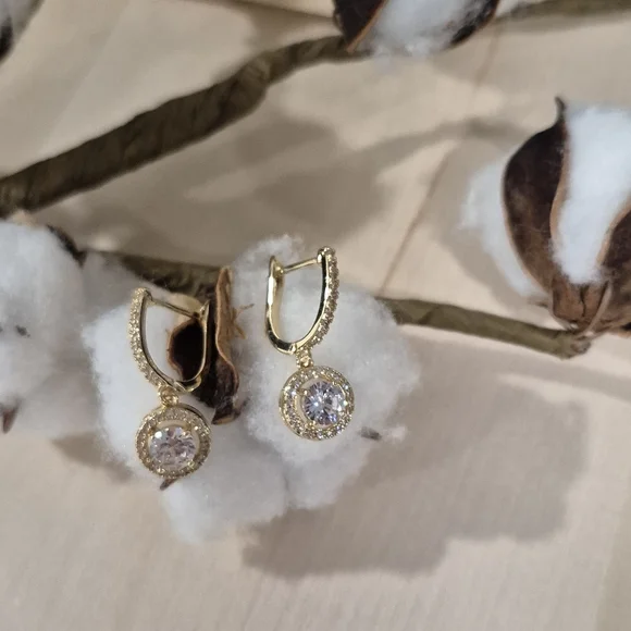 ππNEWππ GORGEOUS!! CZ Drop Dangle Earrings in GOLD Plating - Picture 9 of 16